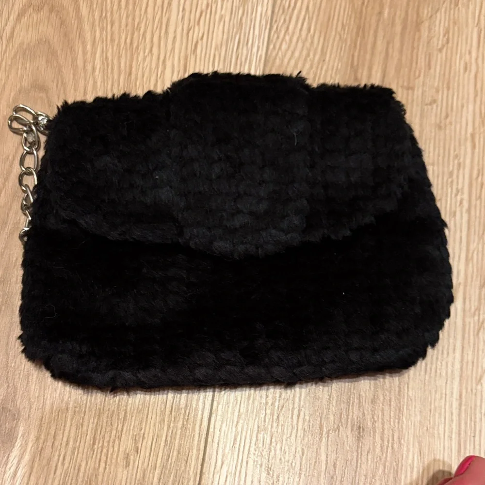 Kate Laundry Elegant Black Fuzzy sparkly Chain Strap Women's Bag - Picture 2 of 10